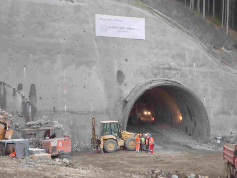 Diaľnica D1, Hubová-Ivachnová, tunel Čebrať