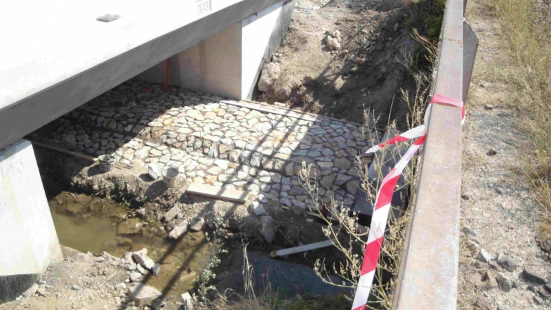  Referencie / ŽSR, Modernizácia železničnej trate Nové Mesto nad Váhom - Púchov, žkm 100,500 - 159,100 pre traťovú rýchlosť do 160 km/hod. - III. etapa, UČS 32 - 39.03 Tr. úsek Trenčín - Tr. Teplá, úprava koryta potoka pre žel. most v nžkm 127,771 - foto