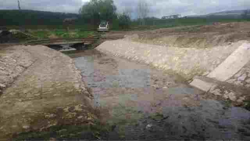 Referencie / ŽSR, Modernizácia železničnej trate Nové Mesto nad Váhom - Púchov, žkm 100,500 - 159,100 pre traťovú rýchlosť do 160 km/hod. - III. etapa, UČS 32 - 39.03 Tr. úsek Trenčín - Tr. Teplá, úprava koryta potoka pre žel. most v nžkm 127,771 - foto  Referencie / ŽSR, Modernizácia železničnej trate Nové Mesto nad Váhom - Púchov, žkm 100,500 - 159,100 pre traťovú rýchlosť do 160 km/hod. - III. etapa, UČS 32 - 39.03 Tr. úsek Trenčín - Tr. Teplá, úprava koryta potoka pre žel. most v nžkm 127,771 - foto