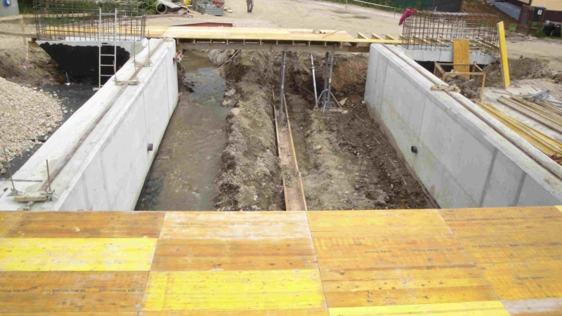 Referencie / ŽSR, Modernizácia železničnej trate Nové Mesto nad Váhom - Púchov, žkm 100,500 - 159,100 pre traťovú rýchlosť do 160 km/hod. - III. etapa, UČS 32 - 33.05 Tr. úsek Trenčín - Tr. Teplá, nový žel. most v nžkm 127,771 - foto  Referencie / ŽSR, Modernizácia železničnej trate Nové Mesto nad Váhom - Púchov, žkm 100,500 - 159,100 pre traťovú rýchlosť do 160 km/hod. - III. etapa, UČS 32 - 33.05 Tr. úsek Trenčín - Tr. Teplá, nový žel. most v nžkm 127,771 - foto