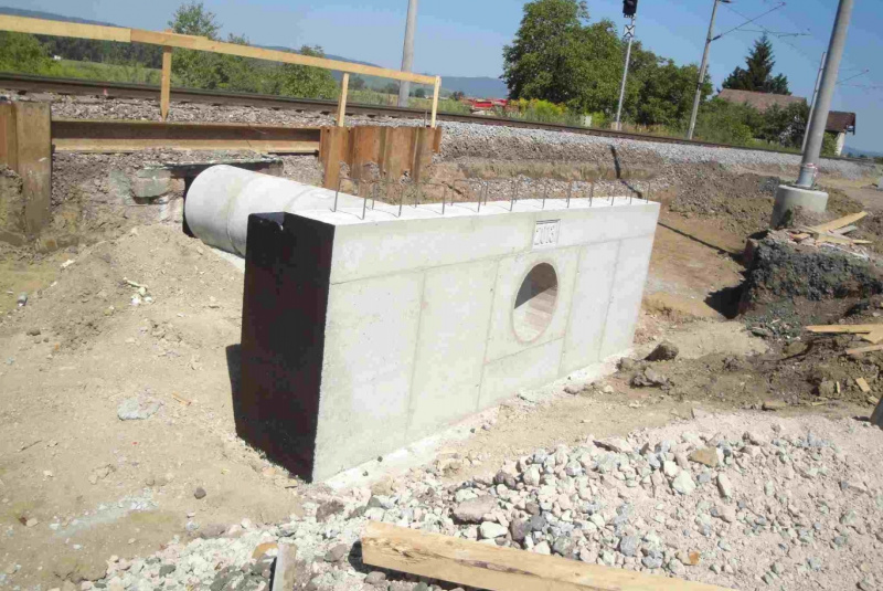  Referencie / ŽSR, Modernizácia železničnej trate Nové Mesto nad Váhom - Púchov, žkm 100,500 - 159,100 pre traťovú rýchlosť do 160 km/hod. - III. etapa, UČS 32 - 32.56 Tr. úsek Trenčín - Tr. Teplá, priepust v nžkm 128,929  - foto