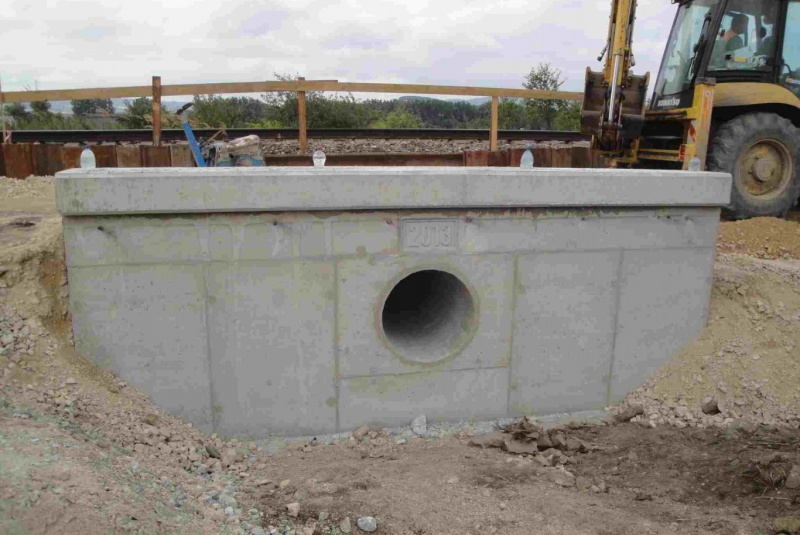  Referencie / ŽSR, Modernizácia železničnej trate Nové Mesto nad Váhom - Púchov, žkm 100,500 - 159,100 pre traťovú rýchlosť do 160 km/hod. - III. etapa, UČS 32 - 32.56 Tr. úsek Trenčín - Tr. Teplá, priepust v nžkm 128,929  - foto