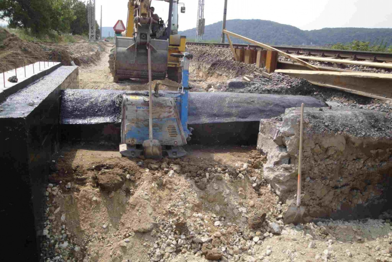  Referencie / ŽSR, Modernizácia železničnej trate Nové Mesto nad Váhom - Púchov, žkm 100,500 - 159,100 pre traťovú rýchlosť do 160 km/hod. - III. etapa, UČS 32 - 32.55 Tr. úsek Trenčín - Tr. Teplá, priepust v nžkm 128,265  - foto
