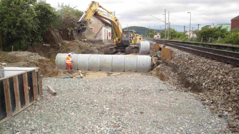  Referencie / ŽSR, Modernizácia železničnej trate Nové Mesto nad Váhom - Púchov, žkm 100,500 - 159,100 pre traťovú rýchlosť do 160 km/hod. - III. etapa, UČS 32 - 32.54 Tr. úsek Trenčín - Tr. Teplá, priepust v nžkm 127,253  - foto