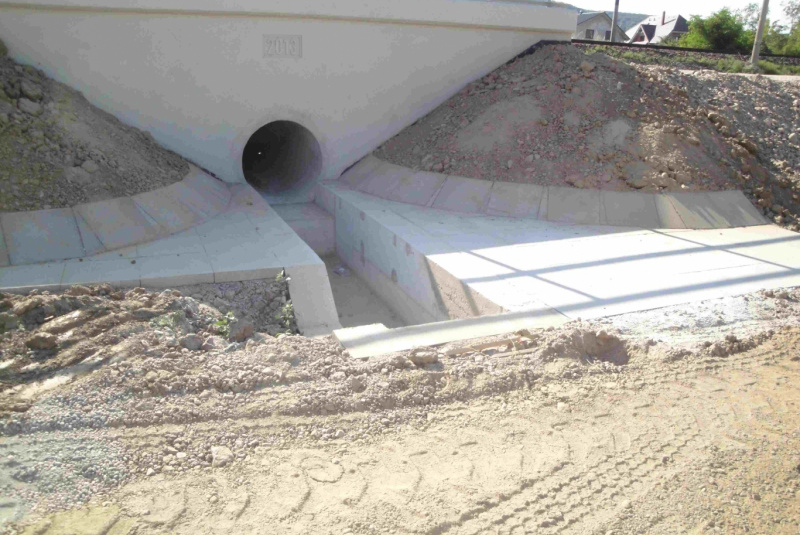 Referencie / ŽSR, Modernizácia železničnej trate Nové Mesto nad Váhom - Púchov, žkm 100,500 - 159,100 pre traťovú rýchlosť do 160 km/hod. - III. etapa, UČS 32 - 32.53 Tr. úsek Trenčín - Tr. Teplá, priepust v nžkm 126,652 - foto Referencie / ŽSR, Modernizácia železničnej trate Nové Mesto nad Váhom - Púchov, žkm 100,500 - 159,100 pre traťovú rýchlosť do 160 km/hod. - III. etapa, UČS 32 - 32.53 Tr. úsek Trenčín - Tr. Teplá, priepust v nžkm 126,652 - foto