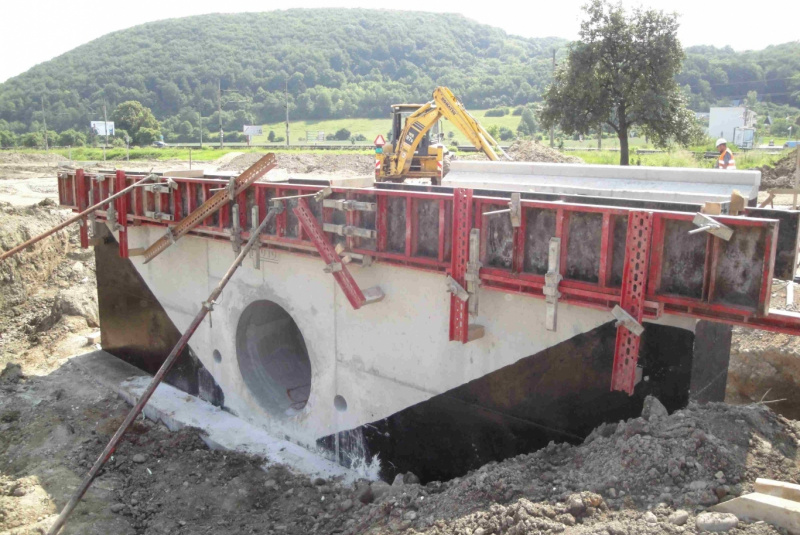  Referencie / ŽSR, Modernizácia železničnej trate Nové Mesto nad Váhom - Púchov, žkm 100,500 - 159,100 pre traťovú rýchlosť do 160 km/hod. - III. etapa, UČS 32 - 32.52 Tr. úsek Trenčín - Tr. Teplá, priepust v nžkm 126,066  - foto