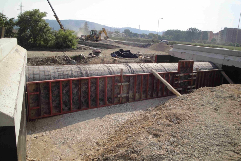 Referencie / ŽSR, Modernizácia železničnej trate Nové Mesto nad Váhom - Púchov, žkm 100,500 - 159,100 pre traťovú rýchlosť do 160 km/hod. - III. etapa, UČS 32 - 32.52 Tr. úsek Trenčín - Tr. Teplá, priepust v nžkm 126,066 - foto Referencie / ŽSR, Modernizácia železničnej trate Nové Mesto nad Váhom - Púchov, žkm 100,500 - 159,100 pre traťovú rýchlosť do 160 km/hod. - III. etapa, UČS 32 - 32.52 Tr. úsek Trenčín - Tr. Teplá, priepust v nžkm 126,066 - foto