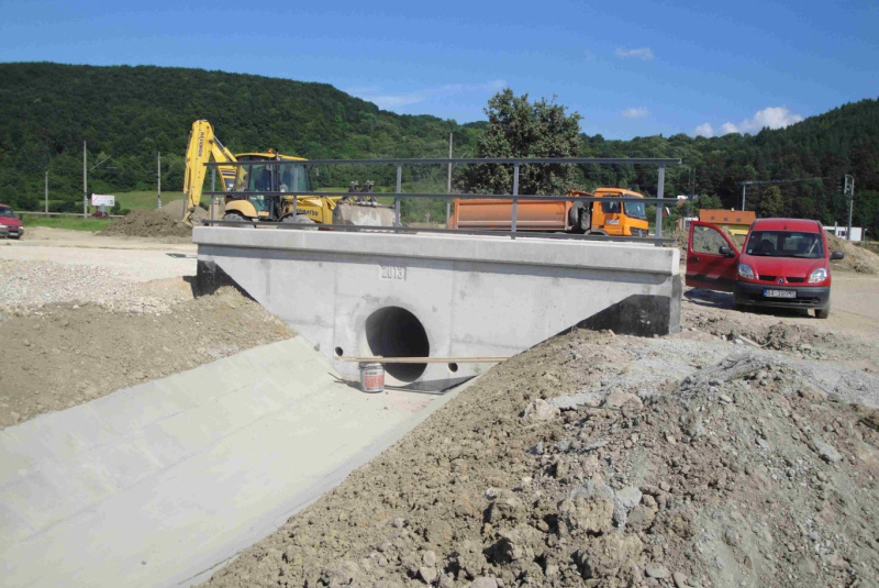  Referencie / ŽSR, Modernizácia železničnej trate Nové Mesto nad Váhom - Púchov, žkm 100,500 - 159,100 pre traťovú rýchlosť do 160 km/hod. - III. etapa, UČS 32 - 32.52 Tr. úsek Trenčín - Tr. Teplá, priepust v nžkm 126,066  - foto