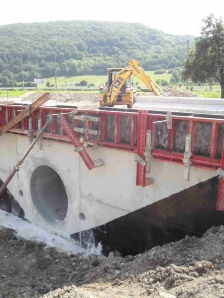 ŽSR, Modernizácia železničnej trate Nové Mesto nad Váhom - Púchov, žkm 100,500 - 159,100 pre traťovú rýchlosť do 160 km/hod. - III. etapa, UČS 32 - 32.52 Tr. úsek Trenčín - Tr. Teplá, priepust v nžkm 126,066 